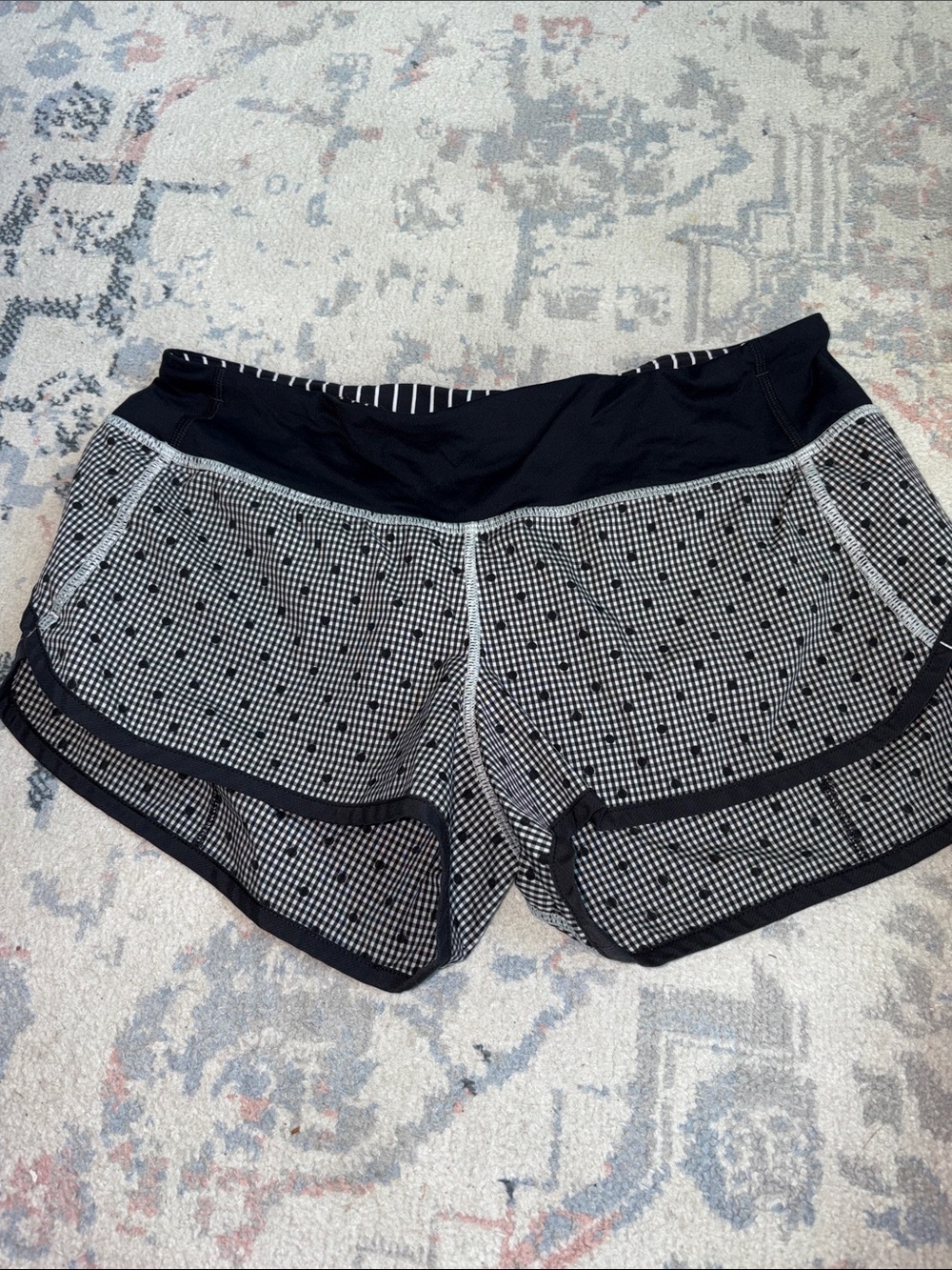 Lululemon polka dot speed shorts size 6